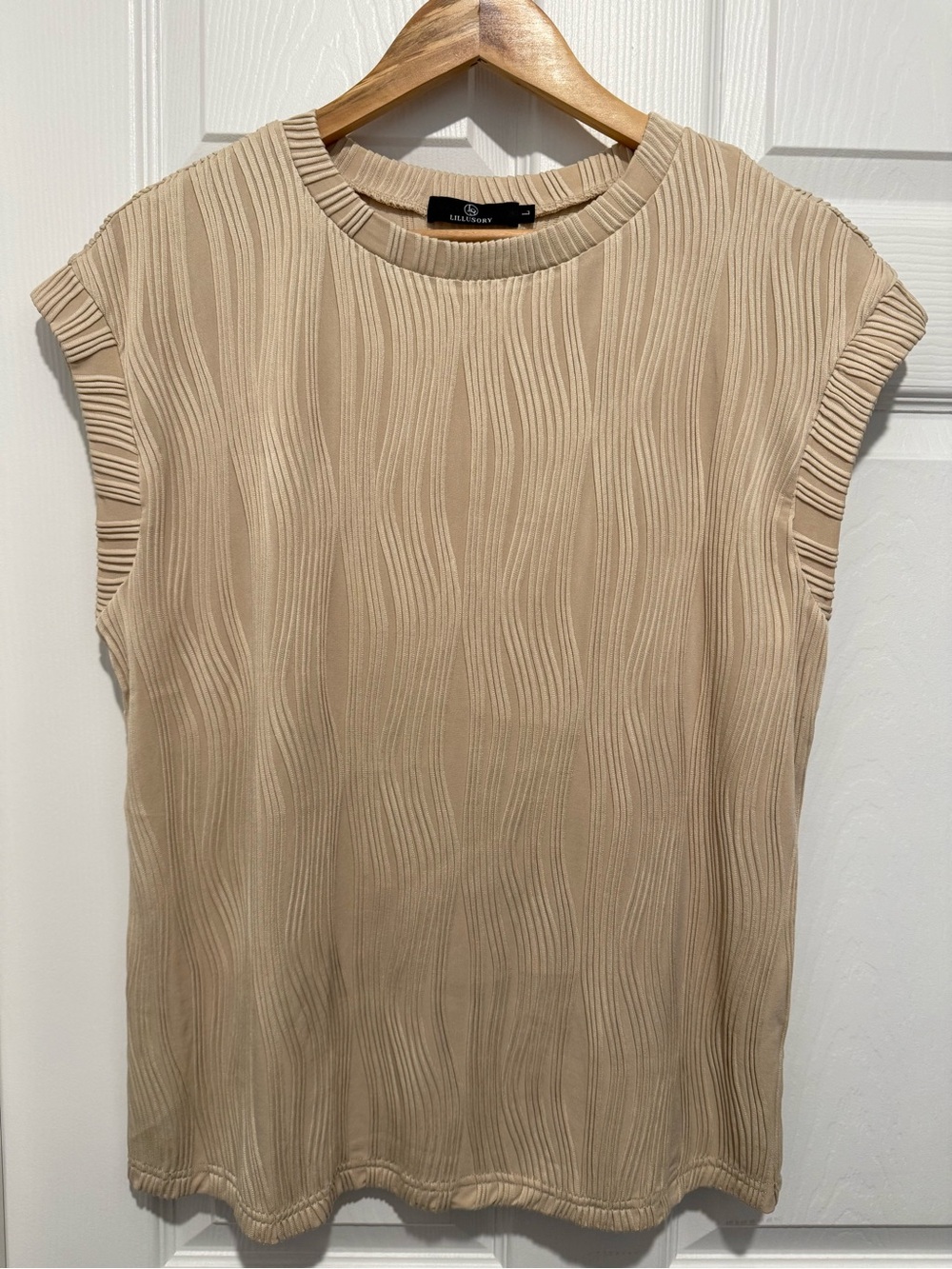 LILLUSORY Beige Wavy Pleated Cap Sleeve Top L